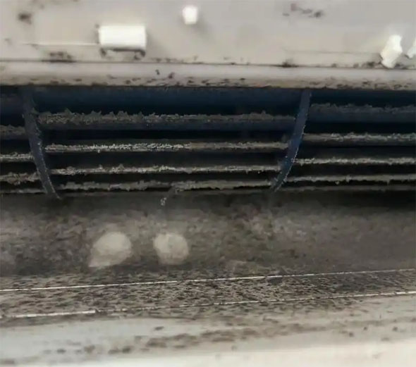 城北空调吹的风有股烧焦味是怎么回事